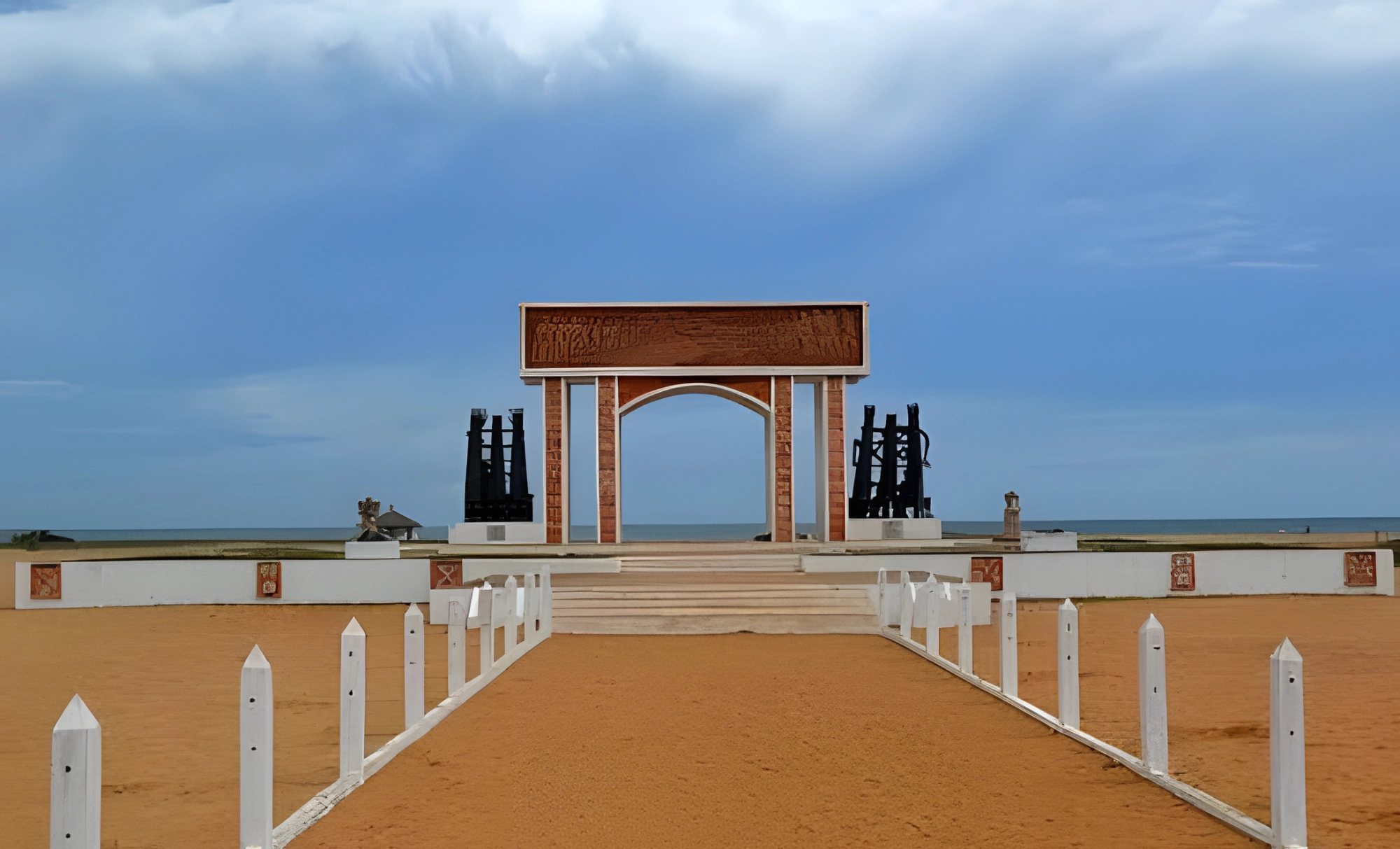 La Porte du Non-Retour à Ouidah, face à l'océan
