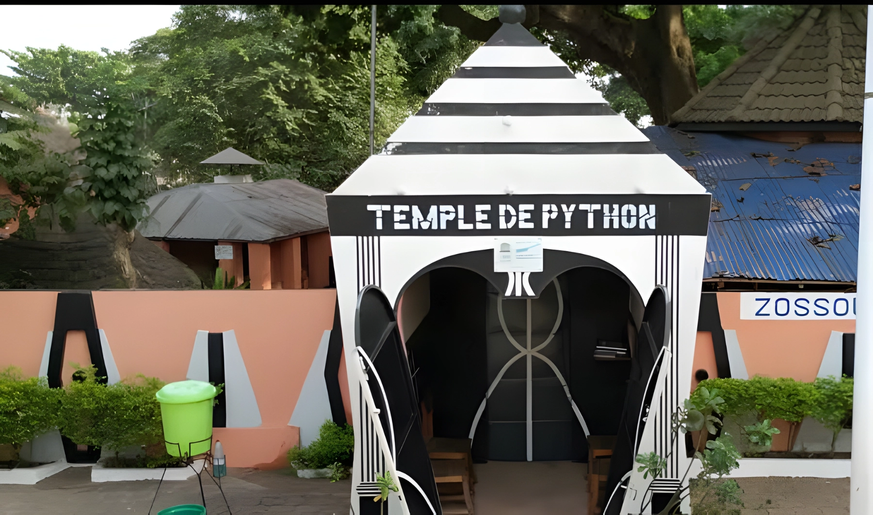 Le Temple des Pythons à Ouidah