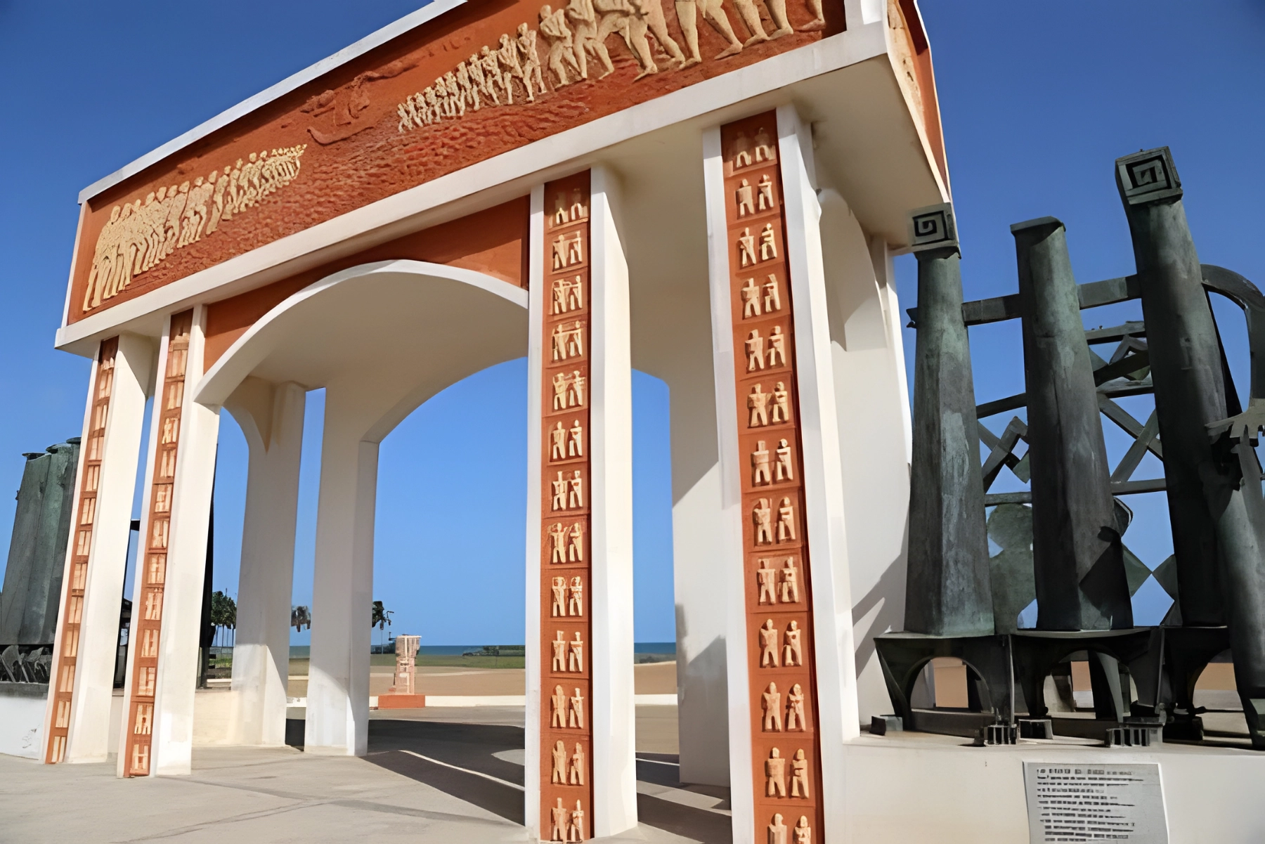 Bas-reliefs de la Porte du Non-Retour à Ouidah