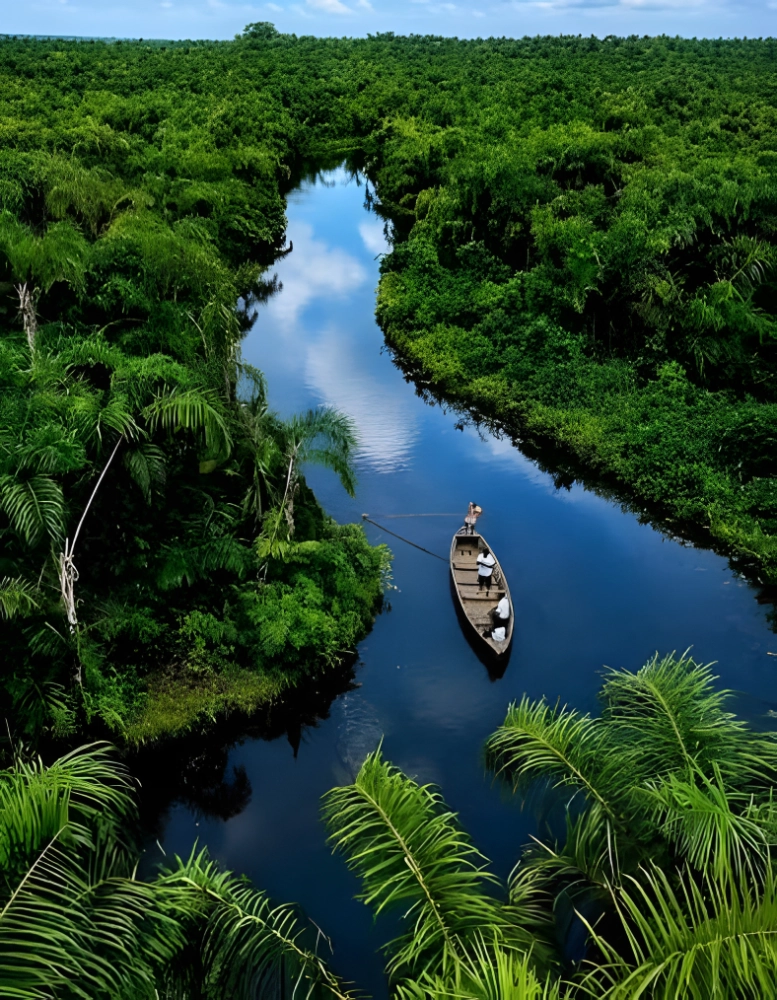 Pirogue glissant sur les eaux bleues vers Ganvié