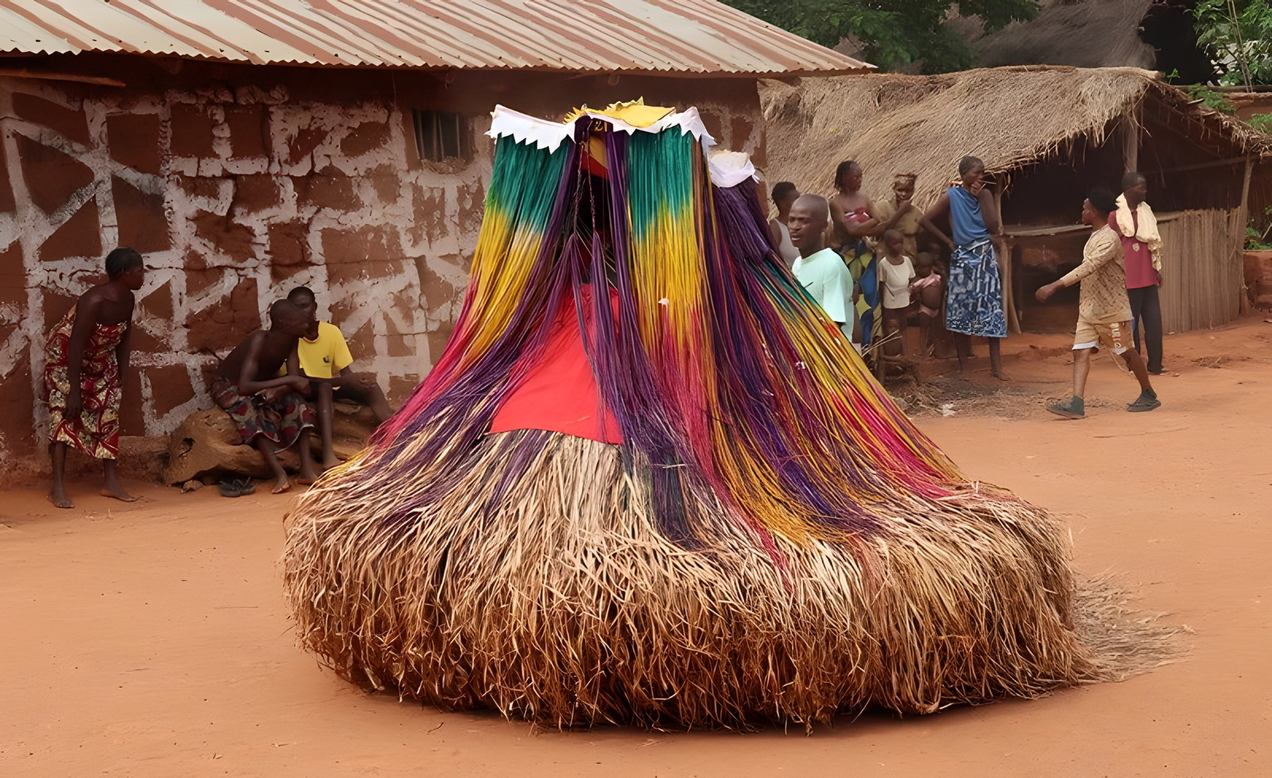 Cérémonie Zangbeto dans un village béninois — gardien de la nuit aux couleurs éclatantes